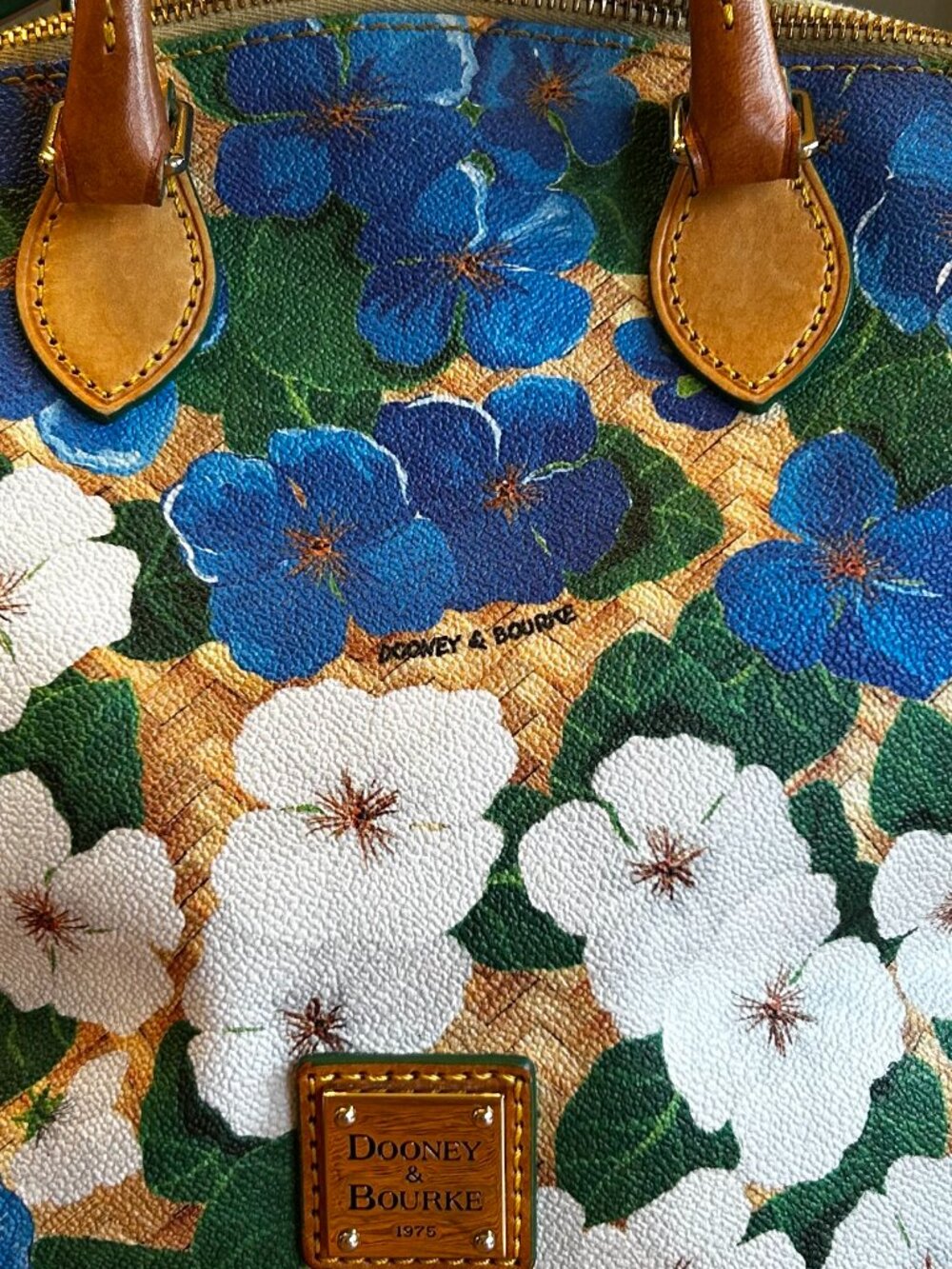 Dooney & Bourke handbag (shoulder bag)